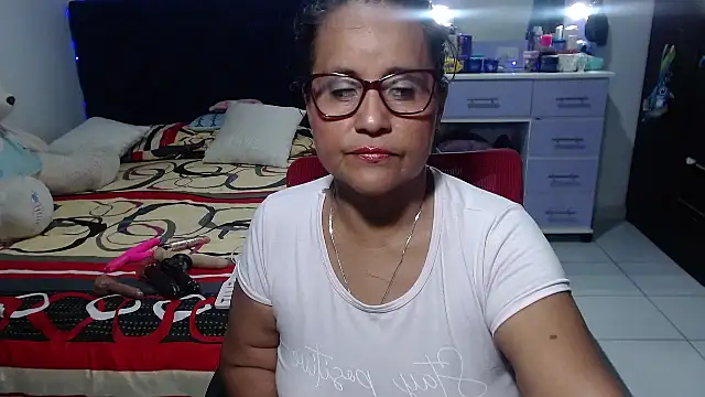 Snapshot of pervert_mommy_ chatting on 05-04-26, 10:33 pervert mommy online show from 05-04-26, 10:33