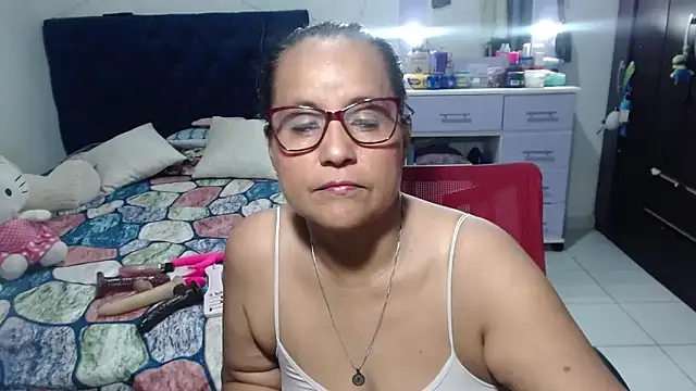 Snapshot of pervert_mommy_ chatting on 05-08-26, 10:42 pervert mommy online show from 05-08-26, 10:42