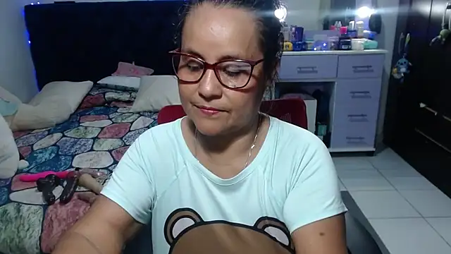 Snapshot of pervert_mommy_ chatting on 05-09-26, 10:09 pervert mommy online show from 05-09-26, 10:09