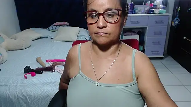 Snapshot of pervert_mommy_ chatting on 05-11-26, 02:45 pervert mommy online show from 05-11-26, 02:45