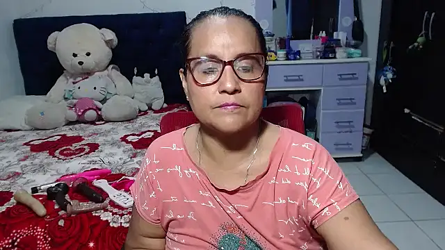 Snapshot of pervert_mommy_ chatting on 05-17-26, 10:00 pervert mommy online show from 05-17-26, 10:00
