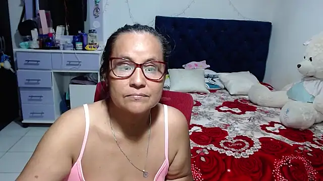 Snapshot of pervert_mommy_ chatting on 05-20-26, 02:01 pervert mommy online show from 05-20-26, 02:01