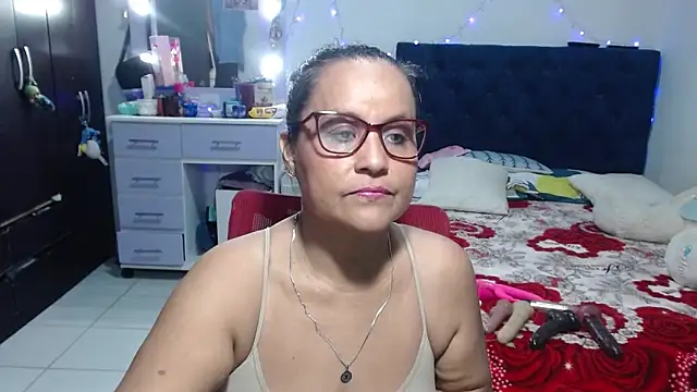Snapshot of pervert_mommy_ chatting on 05-21-26, 10:11 pervert mommy online show from 05-21-26, 10:11