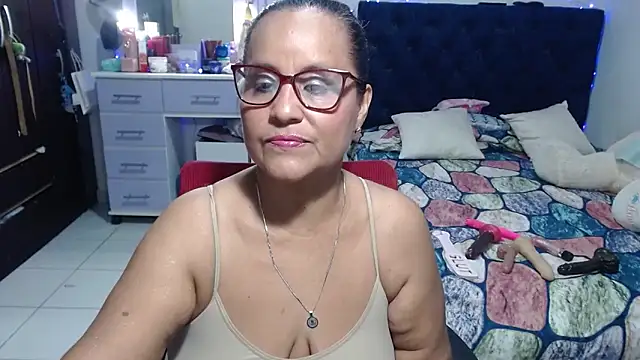 Snapshot of pervert_mommy_ chatting on 06-04-26, 09:48 pervert mommy online show from 06-04-26, 09:48