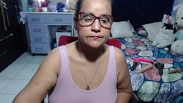 Snapshot of pervert_mommy_ chatting on 06-05-26, 10:21 pervert mommy online show from 06-05-26, 10:21
