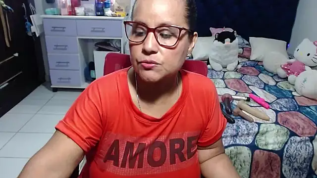 Snapshot of pervert_mommy_ chatting on 06-06-26, 10:42 pervert mommy online show from 06-06-26, 10:42
