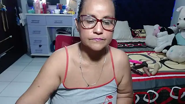 Snapshot of pervert_mommy_ chatting on 06-07-26, 01:15 pervert mommy online show from 06-07-26, 01:15