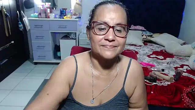 Snapshot of pervert_mommy_ chatting on 06-10-26, 10:47 pervert mommy online show from 06-10-26, 10:47