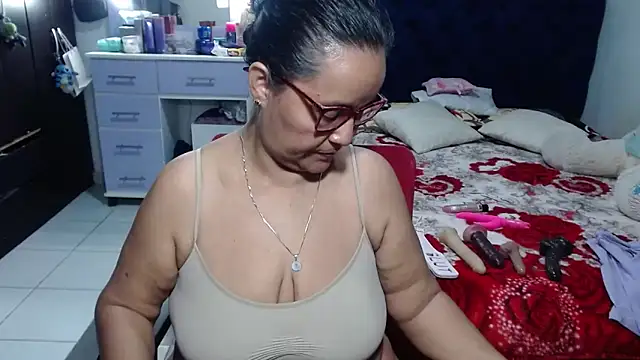 Snapshot of pervert_mommy_ chatting on 06-13-26, 10:57 pervert mommy online show from 06-13-26, 10:57