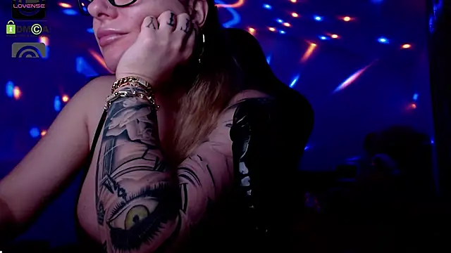 Snapshot of SonyaDevon chatting on 12-29-24, 08:00 SonyaDevon online show from 12-29-24, 08:00