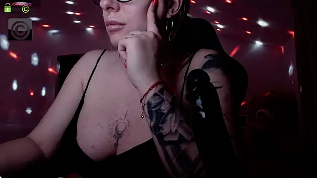 Snapshot of SonyaDevon chatting on 01-14-25, 07:06 SonyaDevon online show from 01-14-25, 07:06