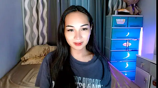 Snapshot of SweetLilly_18 chatting on 06-03-26, 05:32 SweetLilly 18 online show from 06-03-26, 05:32