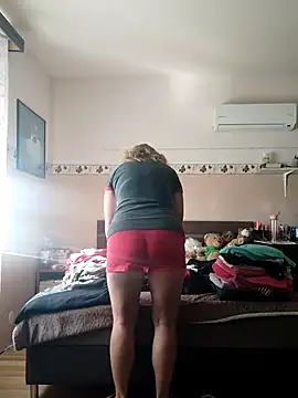 Snapshot of Elza01 chatting on 09-21-25, 07:10 Elza01 online show from 09-21-25, 07:10