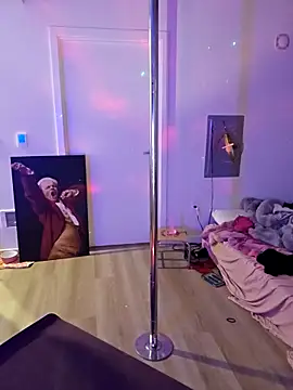 Snapshot of NikiFm chatting on 10-02-25, 12:01 NikiFm online show from 10-02-25, 12:01