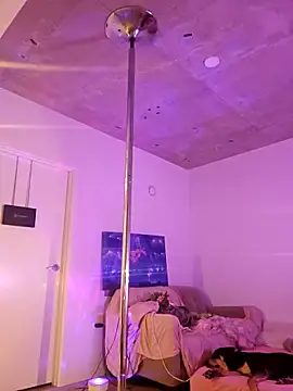 Snapshot of NikiFm chatting on 12-17-25, 02:01 NikiFm online show from 12-17-25, 02:01