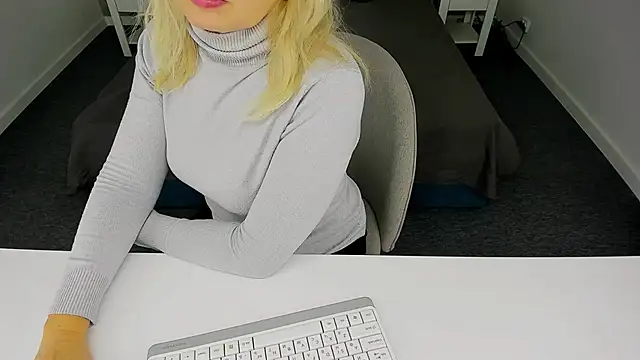 Snapshot of Abby_Moore_ chatting on 01-27-25, 03:26 Abby Moore online show from 01-27-25, 03:26