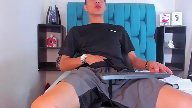 Snapshot of AlanNaughty chatting on 01-19-25, 11:01 AlanNaughty online show from 01-19-25, 11:01