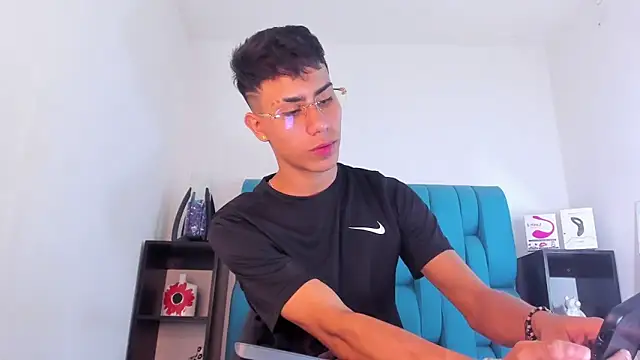 Snapshot of AlanNaughty chatting on 01-19-25, 02:06 AlanNaughty online show from 01-19-25, 02:06