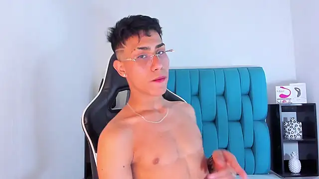 Snapshot of AlanNaughty chatting on 01-26-25, 09:07 AlanNaughty online show from 01-26-25, 09:07