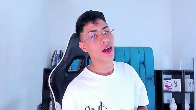 Snapshot of AlanNaughty chatting on 02-07-25, 08:31 AlanNaughty online show from 02-07-25, 08:31