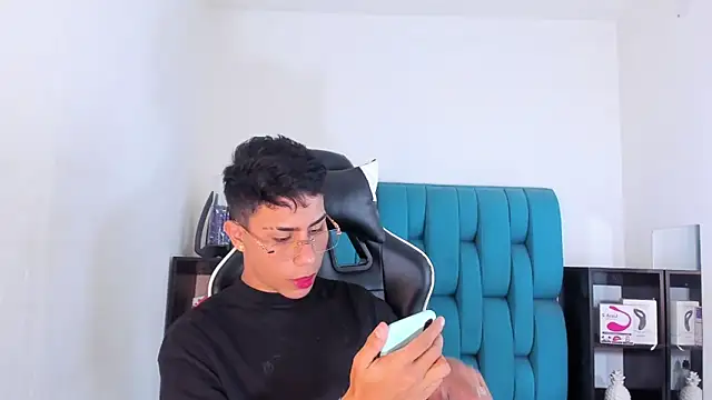 Snapshot of AlanNaughty chatting on 02-19-25, 10:09 AlanNaughty online show from 02-19-25, 10:09