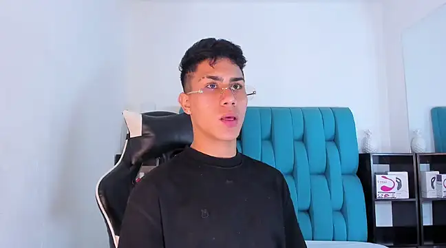 Snapshot of AlanNaughty chatting on 03-13-25, 10:32 AlanNaughty online show from 03-13-25, 10:32