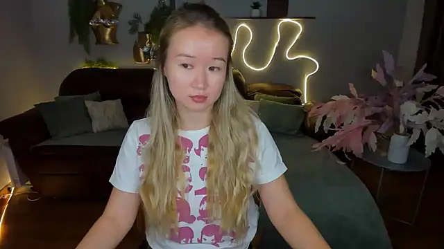 Snapshot of PollyOcean chatting on 10-30-25, 11:22 PollyOcean online show from 10-30-25, 11:22