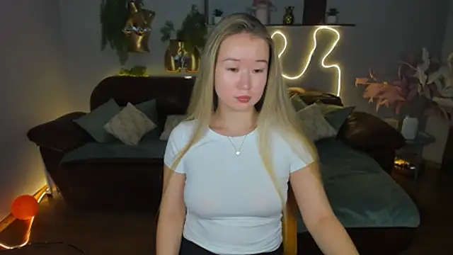 Snapshot of PollyOcean chatting on 11-17-25, 10:54 PollyOcean online show from 11-17-25, 10:54