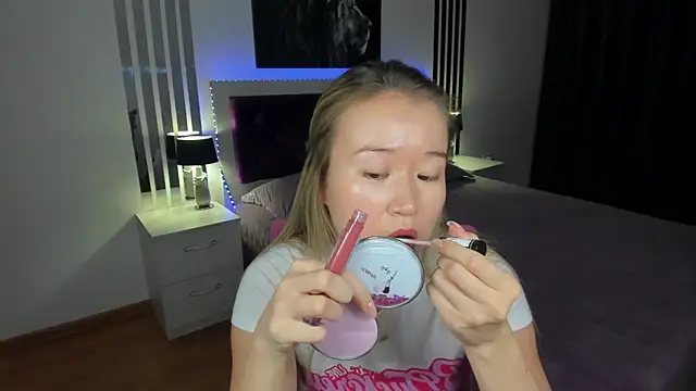 Snapshot of PollyOcean chatting on 11-30-25, 12:53 PollyOcean online show from 11-30-25, 12:53