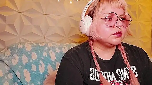 Snapshot of Satyn_doll chatting on 05-20-26, 01:12 Satyn doll online show from 05-20-26, 01:12