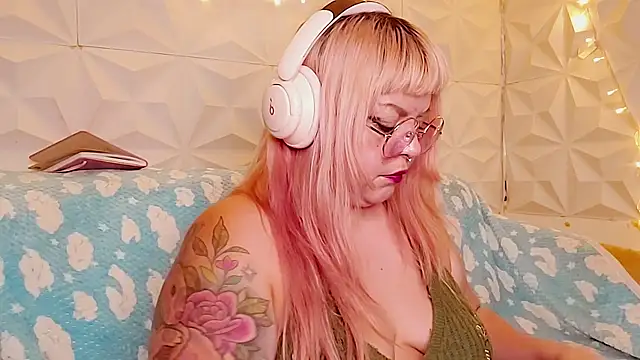 Snapshot of Satyn_doll chatting on 05-22-26, 02:19 Satyn doll online show from 05-22-26, 02:19