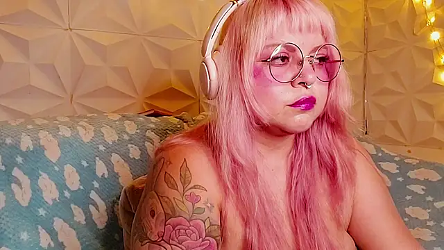 Snapshot of Satyn_doll chatting on 06-04-26, 01:11 Satyn doll online show from 06-04-26, 01:11