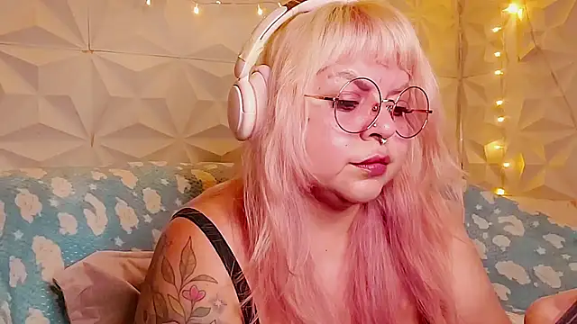 Snapshot of Satyn_doll chatting on 06-12-26, 11:25 Satyn doll online show from 06-12-26, 11:25