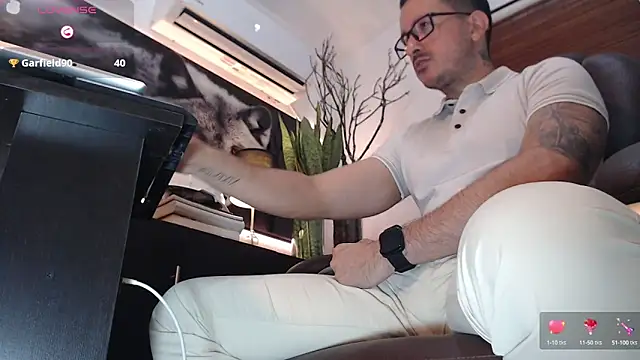 Snapshot of randyluke chatting on 01-14-25, 08:37 randyluke online show from 01-14-25, 08:37