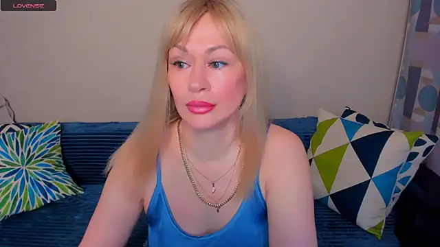Snapshot of EllenMoore chatting on 05-24-26, 03:11 EllenMoore online show from 05-24-26, 03:11