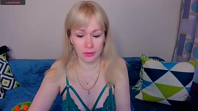 Snapshot of EllenMoore chatting on 06-10-26, 03:50 EllenMoore online show from 06-10-26, 03:50