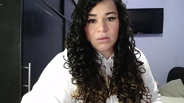 Snapshot of ANGELIQUE_KLANE chatting on 01-22-25, 04:23 ANGELIQUE KLANE online show from 01-22-25, 04:23