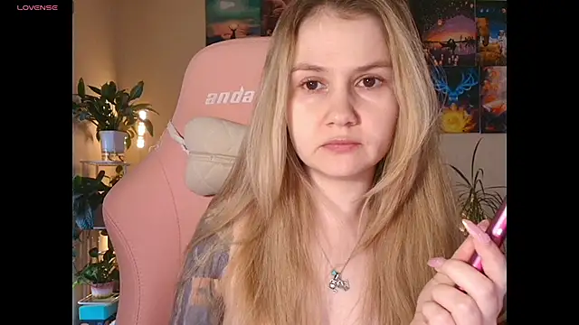 Snapshot of GoodWitch_ chatting on 10-02-25, 06:42 GoodWitch online show from 10-02-25, 06:42