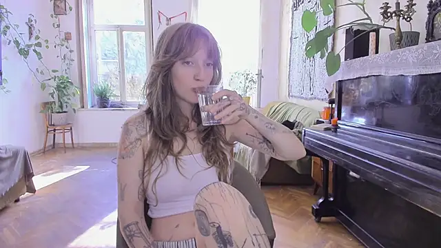 Snapshot of Miranda2_0 chatting on 10-10-25, 06:12 Miranda2 0 online show from 10-10-25, 06:12