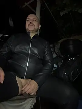 Snapshot of simon_and_david chatting on 10-31-25, 06:14 simon and david online show from 10-31-25, 06:14