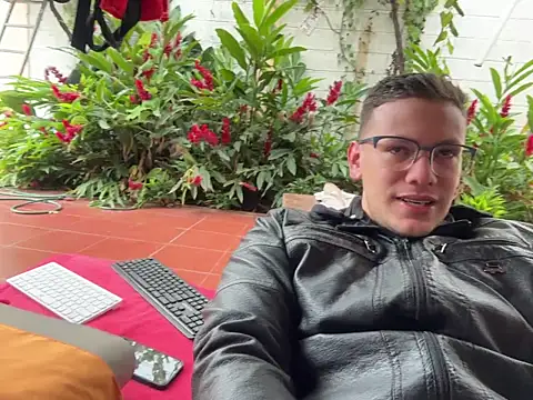 Snapshot of simon_and_david chatting on 11-27-25, 08:44 simon and david online show from 11-27-25, 08:44