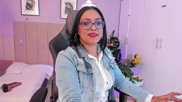 Snapshot of Inndrahot chatting on 12-24-24, 04:00 Inndrahot online show from 12-24-24, 04:00