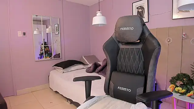 Snapshot of Inndrahot chatting on 12-28-24, 03:58 Inndrahot online show from 12-28-24, 03:58