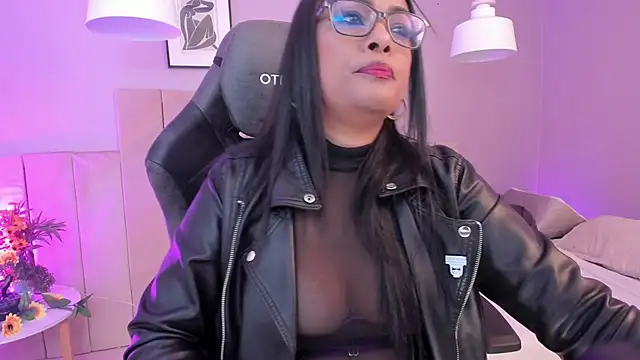 Snapshot of Inndrahot chatting on 01-19-25, 03:18 Inndrahot online show from 01-19-25, 03:18