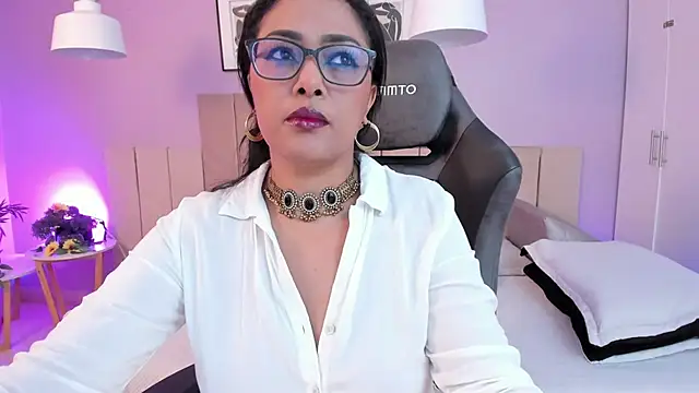 Snapshot of Inndrahot chatting on 02-16-25, 02:53 Inndrahot online show from 02-16-25, 02:53