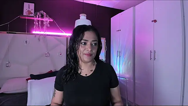 Snapshot of Inndrahot chatting on 12-16-25, 03:44 Inndrahot online show from 12-16-25, 03:44