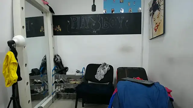 Snapshot of Meloncillo_And_BabyLiss chatting on 02-19-25, 05:27 Meloncillo And BabyLiss online show from 02-19-25, 05:27