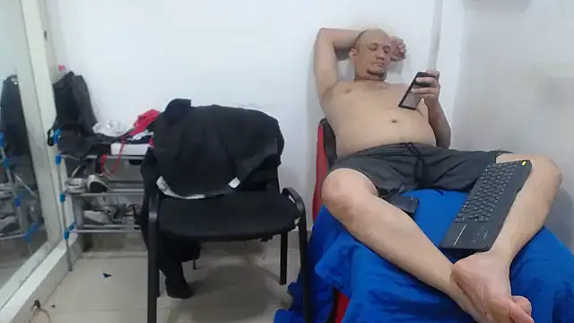 Snapshot of Meloncillo_And_BabyLiss chatting on 03-21-25, 12:07 Meloncillo And BabyLiss online show from 03-21-25, 12:07