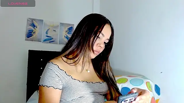 Snapshot of Kylie_loveee chatting on 10-22-25, 01:39 Kylie loveee online show from 10-22-25, 01:39