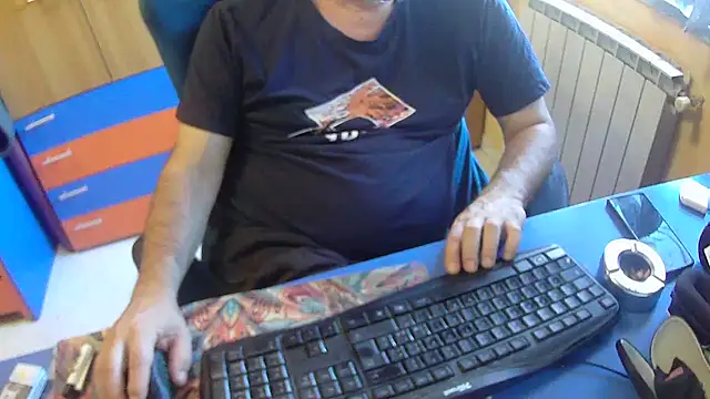 Snapshot of Tango128 chatting on 09-18-25, 07:10 Tango128 online show from 09-18-25, 07:10